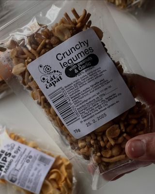 Večer s přáteli, dobré víno a něco křupavého k tomu? 🍷🥜 Klasik Mix s arašídy a jemným česnekem je ideální volba. Najdete...